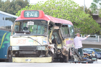 小巴左邊車身被劏開嚴重損毀。歐陽偉光攝