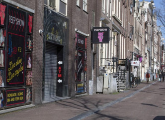 受疫情影響，荷蘭商店暫時關閉。AP資料圖片
