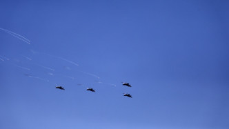 4架歼-20现身释放干扰弹。央视军事图片