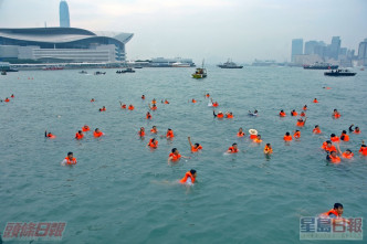 韓農無懼天氣較涼，跳入維港。資料圖片