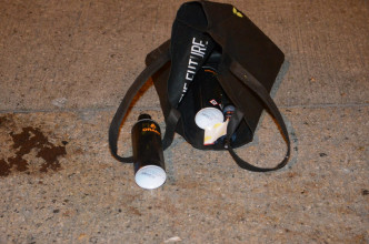 男子逃走期间把装有7多罐喷漆的环保袋弃于地上。