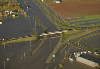 道路被洪水淹浸。AP图片