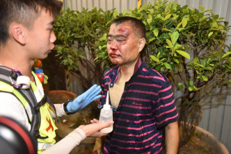 男子被示威者圍毆。