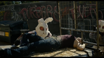 安娜德拉雷古拉飾演的「Adela」不幸中計，被困在羊籠之中。