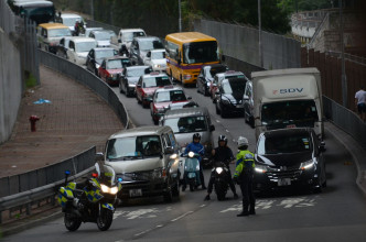 警車前後包圍囚車高度戒備，行經西九龍走廊更逐步封路。