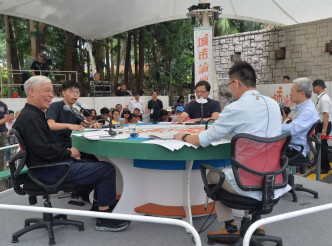 朱耀明、黄之锋、刘炳章及何君尧出席港台节目「城市论坛」。