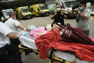 受伤妇人送院。