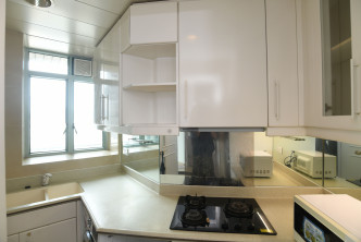 厨房呈钻石形设计，以白色为主调。