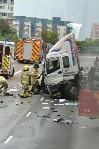 消防员到场协助将司机救出。图：CY Kelvin‎ 香港交通突发报料区