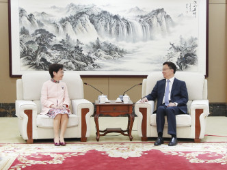 韩正（右）昨日与林郑月娥在深圳会面。新华社