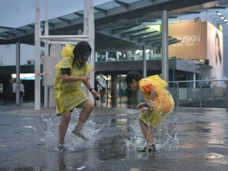 热带气旋为香港带来狂风暴雨。