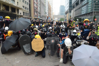 示威者與警方爆發衝突