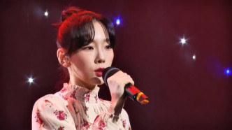 泰妍表演兩首歌曲，希望鼓勵青少年追夢。