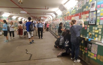 大埔连侬墙隧道有数十名市民到场清理。林思明摄