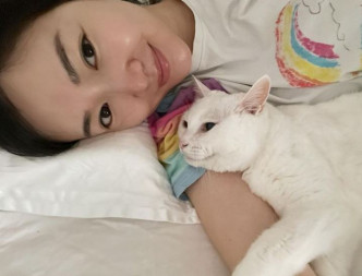 在翠翠的IG不时见她贴出跟爱猫合照。
