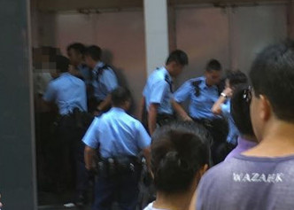 男子被警员制服。读者提供