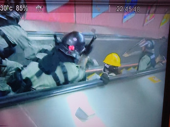 警方在太古站電梯揮棍追捕示威者。Now新聞截圖