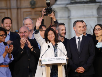 巴黎女市长伊达尔戈宣布成功连任。AP