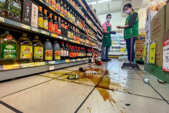 在宜兰县有连锁超市的架上物品掉落一地。