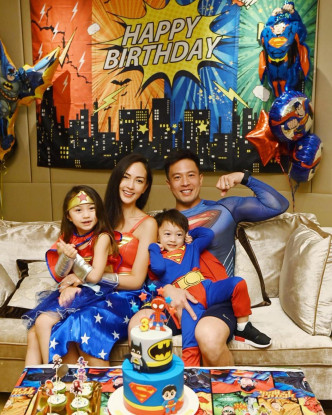 母女扮神奇女侠，父子扮超人，蛋糕有蜘蛛侠、蝙蝠侠及超人公仔。