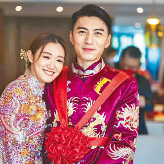 宝儿分享婚照，庆祝与老公袁伟豪结婚一周年。