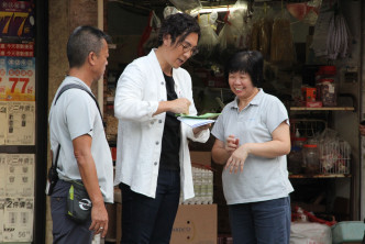 有街坊隨手拿來一張傳單向譚俊彥索取簽名。