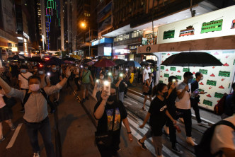 中環有示威者佔據馬路。
