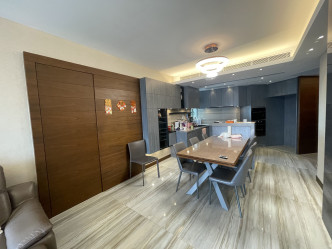 厅堂装潢亮丽，饭厅与开放式厨房空间相连。