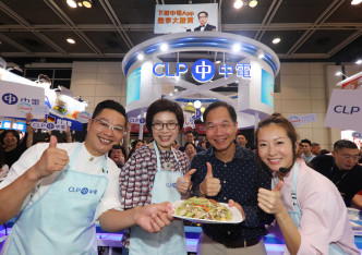 蒋东强同庄伟茵夥拍名厨大展厨艺,亲身示范电厨房既环保、又安全健康。