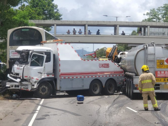 运油车粉岭公路撞拖车。