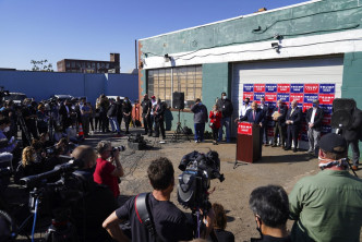 特朗普團隊在市郊一處破爛停車場召開記者會。AP