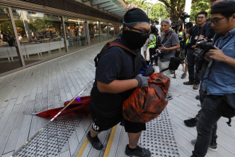 沙田大批示威者践踏污损破坏国旗