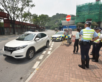 警方放蛇打擊白牌車。楊偉亨攝