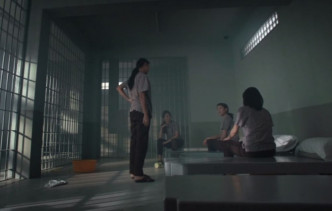江嘉敏在劇中因故入獄，看來溫和的她在監房中成為被欺凌對象。