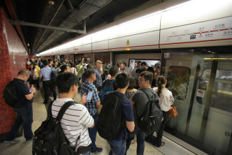 大批乘客在荔景站月台等候。黃文威攝