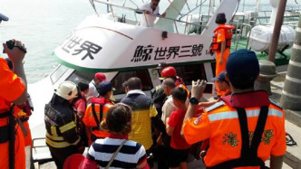 台灣花蓮今午有一艘賞鯨船突然起火，全數遊客順利逃生。