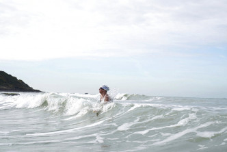 麥卡德爾登上法國的海岸。美聯社圖片