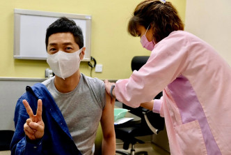 马浚伟在私家医院门诊接种新冠疫苗。网图