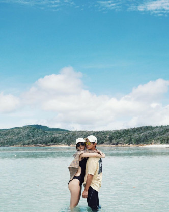 陳柏宇和太太符曉薇上月出Trip澳洲，享受陽光與海灘。