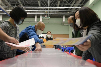 中央点票站人员模拟选票分类。政府新闻处图片