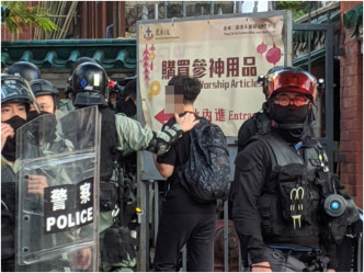 警方在黄大仙拘捕多名男女。网上图片