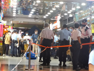 警员在重庆大厦拉起封锁线。