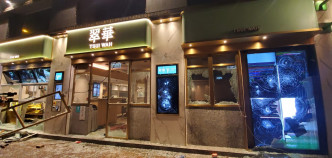示威者大肆破坏翠华餐厅。