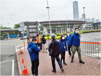 传媒和警方早上在深圳湾口岸守候和戒备。