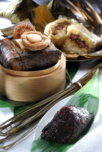 欣图轩推出的原只鲍鱼裹蒸糭、和牛面珠香菌裹蒸糭和健康的有机苹果黑糯米甜糭。