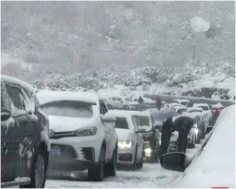 突降暴雪道路結冰堵死逾千輛車路上被困。網圖