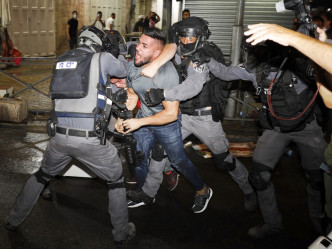 以色列警察與巴勒斯坦人在耶路撒冷爆發衝突。AP圖片