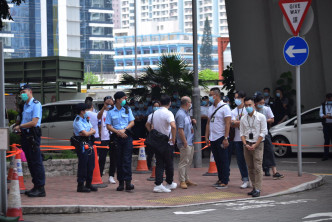 大批民主派人士到西九法院外聲援。