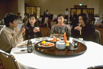 1991年开播的《东京爱的故事》由（左起）织田裕二、铃木保奈美、有森也实和江口洋介主演。