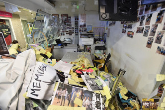 何君堯位於荃灣辦事處的玻璃被擊毀。